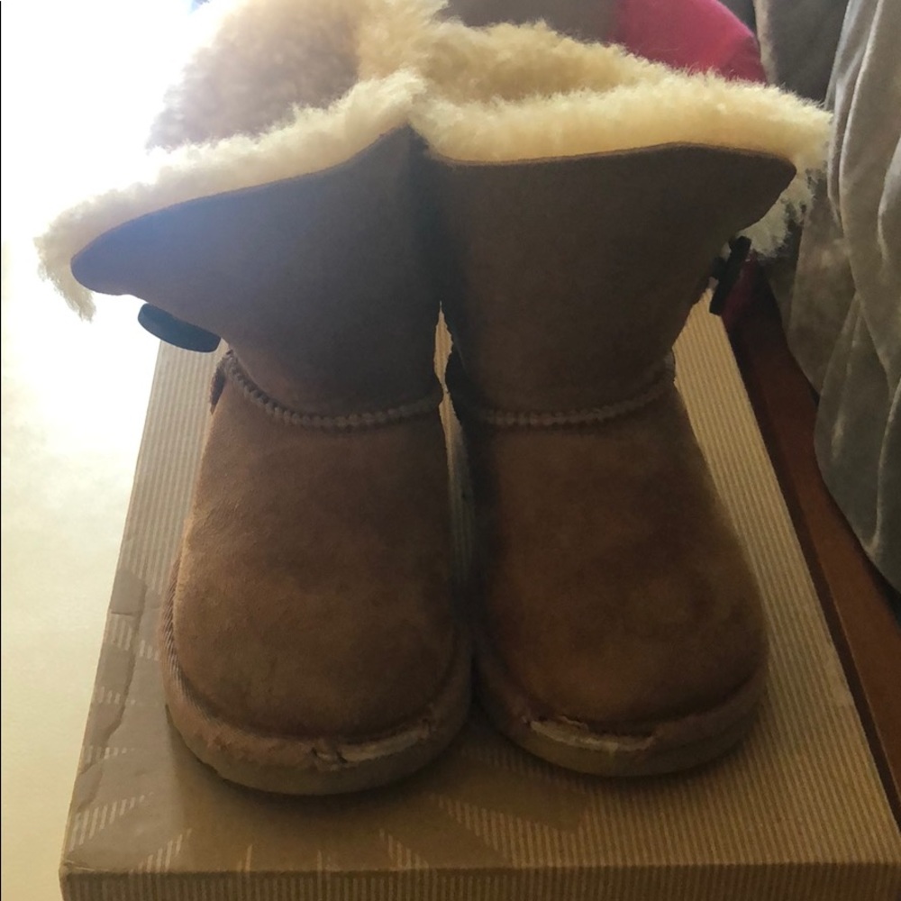 Uggs - kids size 7 Bailey style with button